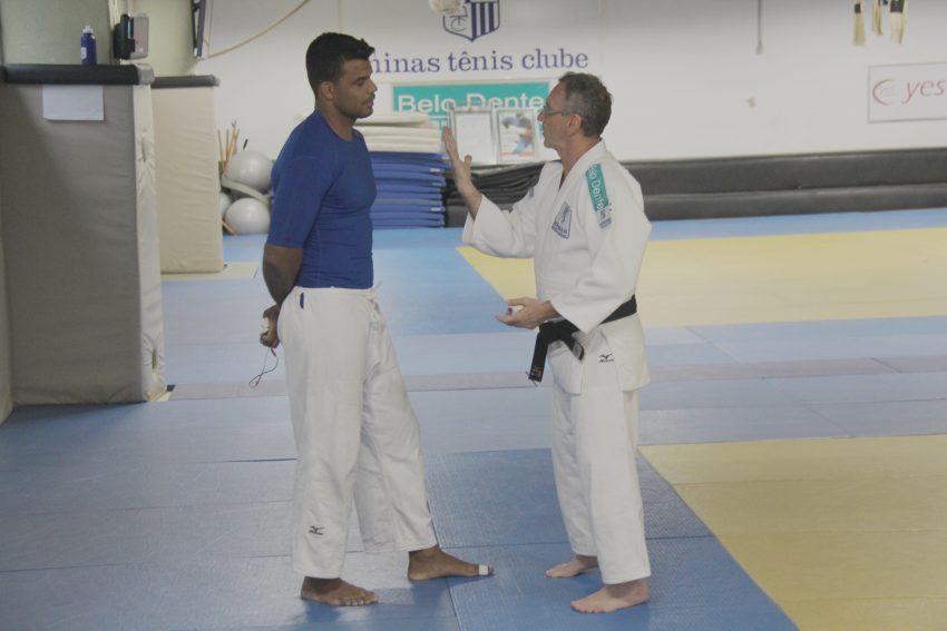 Sensei Floriano passa algumas instruções ao judoca antes do treino da tarde. Foto: Felippe Drummond