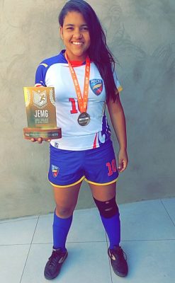 Premiada na etapa regional dos Jogos Escolares de Minas Gerais 2016, Ana Maria é uma das jovens representantes femininas no futsal/ Foto: acervo pessoal