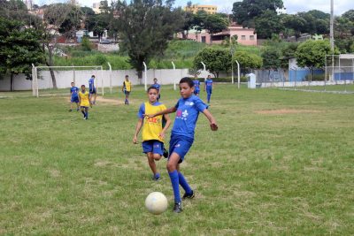 Partida de futebol entre alunos do projeto Interação de Futebol. Foto: Daniel Castelão