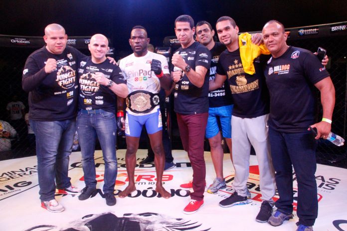 Erick Parrudo defendeu seu cinturão na luta principal da noite (Foto: Leonardo Fabri / divulgação)