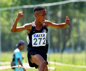 Aluno-atleta Pedro Henrique é destaque no atletismo mineiro. Foto: Divulgação/UFJF