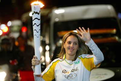 Danielle Zangrando transportando a tocha olímpica em Santos-SP, para a Rio 2016 (Foto: Rio 2016)