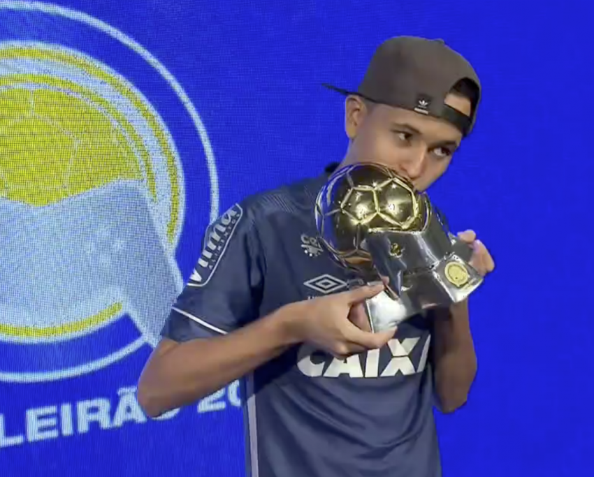Henrykinho, de 16 anos, ficou com o troféu do e-Brasileirão. (Foto: divulgação Sportv)