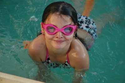 A natação é uma atividade comum entre as crianças. Foto: Reprodução/Pixabay