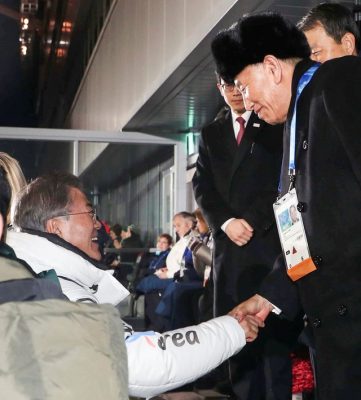 O presidente sul-coreano, Moon Jae-in, aperta a mão do líder da delegação norte-coreana, Kim Yong Chol, na cerimônia de encerramento dos Jogos Olímpicos de Pyeongchang (Foto: Yonhap via REUTERS )
