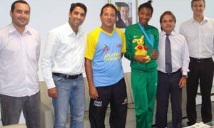 Atleta Núbia Soares recebe medalha de prata em Festival Internacional