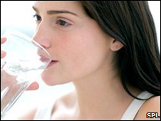 Beber água antes da refeição pode ajudar a perder peso, revela estudo