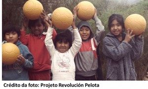 Bola, o motor de uma revolução entre as crianças sul-americanas.