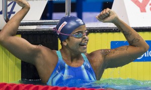 Etiene Medeiros entra para história como primeira brasileira campeã mundial de natação